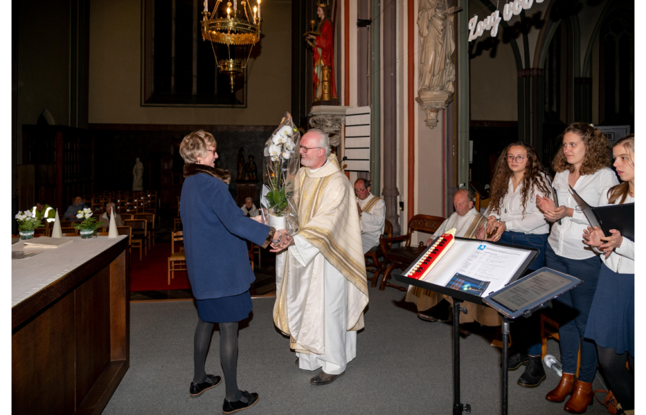 De jubilaris Johan Goedefroot wordt in de bloemen gezet©Jan J. Holvoet 