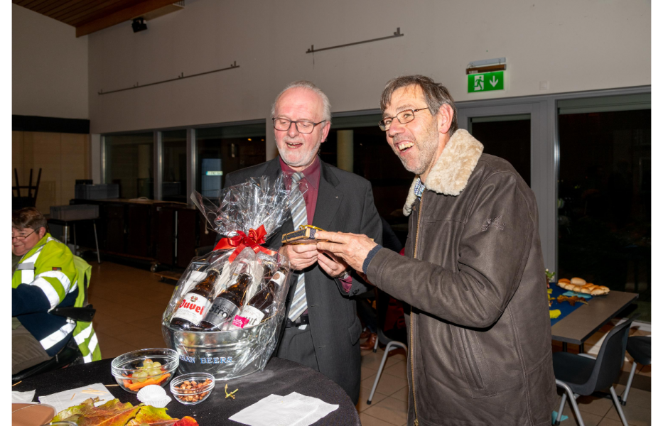 Tijdens de receptie kreeg de jubilairs een geschenk van de vroegere parochie St.-Antonius©Jan J. Holvoet 