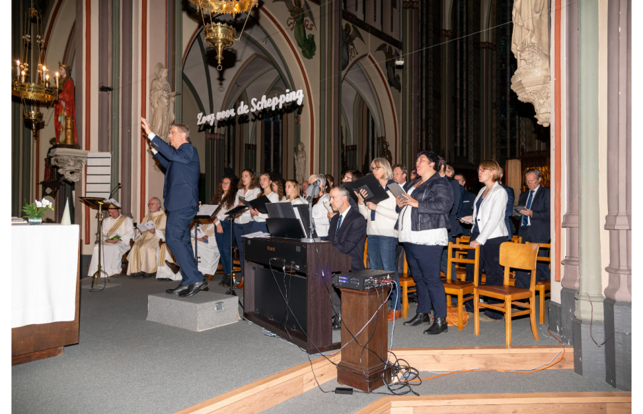 Dirigent Hans Boussery en het Livinuskoor zet te gelovigen aan tot samenzang©Jan J. Holvoet 