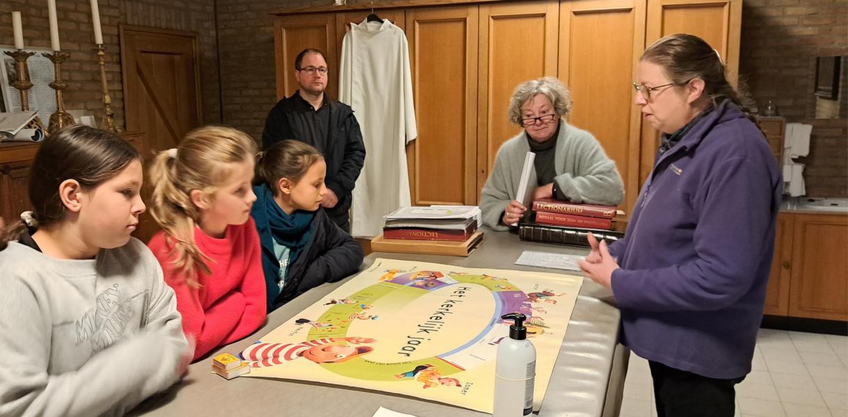 In de sacristie leren wij de kleuren kennen van de kerkelijke gewaden doorheen het jaar © Kleopas