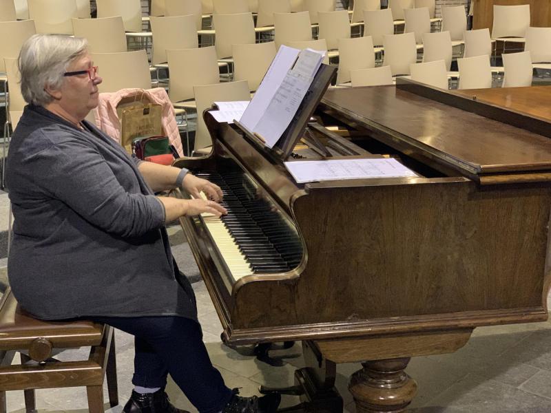 de zangstonde werd stevig begeleid aan de piano 