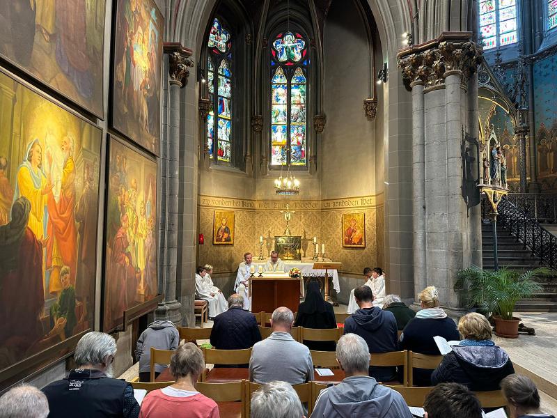 Eucharistie in de basiliek © bedevaarten