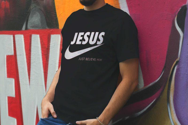 Je herkent meteen het logo van Nike, maar de merknaam is simpelweg vervangen door 'Jesus'. Daaronder: 'Geloof gewoon in Hem.' © H&N apparel