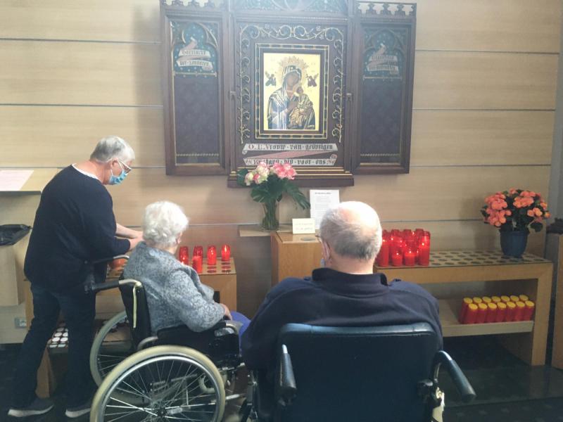 Een kaarsje branden © Christine Baert