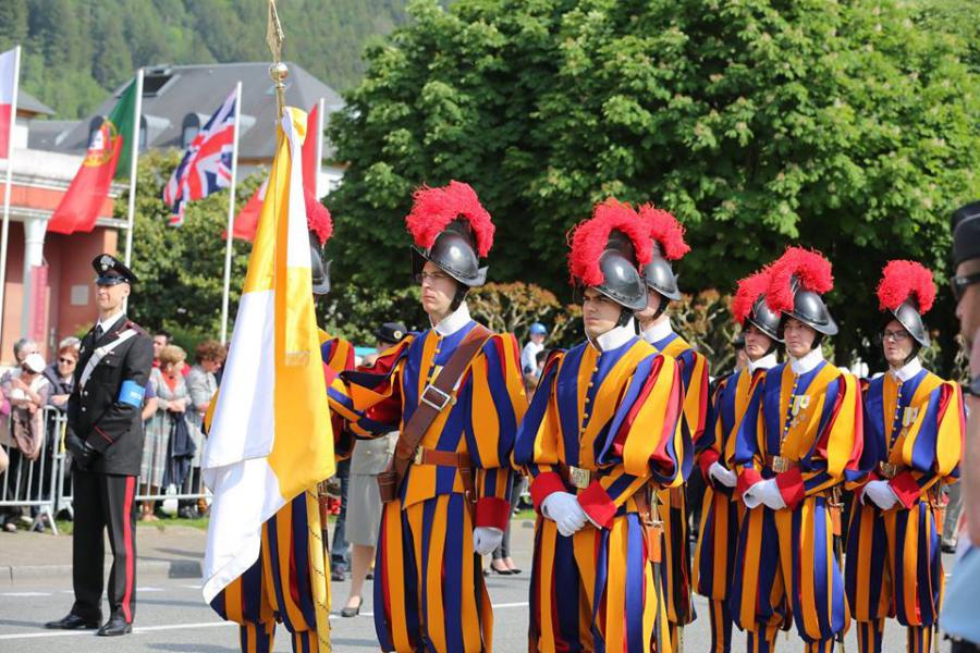 De Zwitserse garde tijdens de jaarlijkse legerbedevaart in Lourdes © Frans legerbisdom