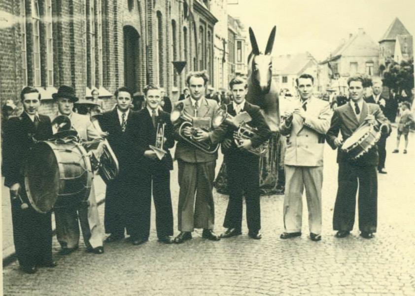 Feest in onze wortelstad, met muziek! We herkennen het Sint-Aloysiuscollege, de ezel en de Abdijpoort. © met dank aan Rudi Baeyens