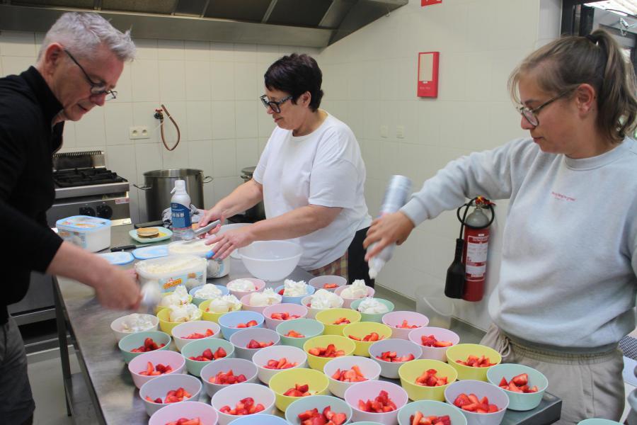 Het dessert wordt klaar gemaakt © RvH
