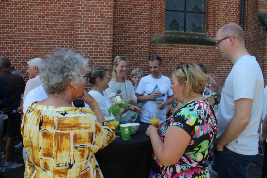 Ook na de viering wordt de verbondenheid nog gevierd © RvH