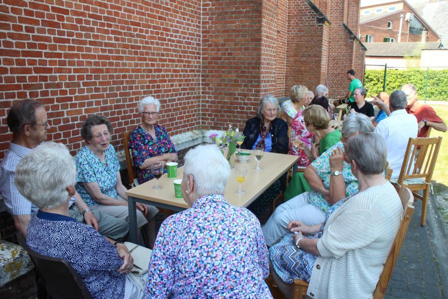 Wat kan het toch gezlellig samen zijn rond een tafel © RvH