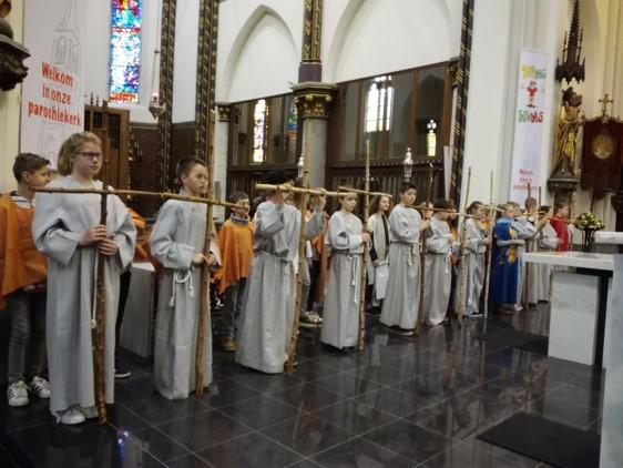 kinderen beelden de kruisweg uit © Roger Van Passel