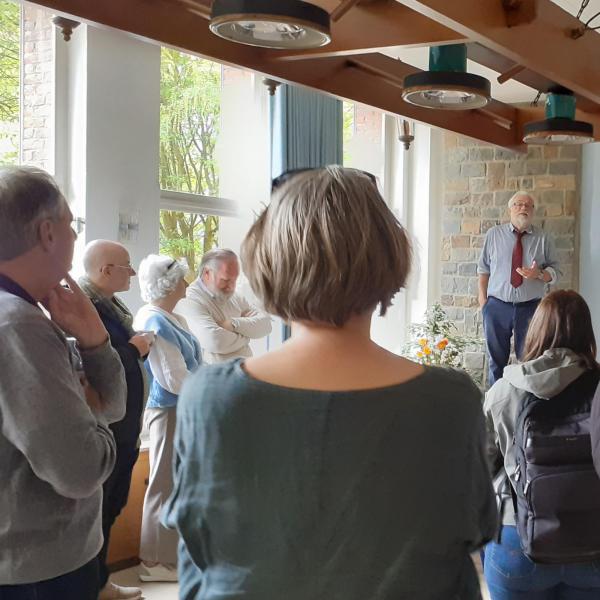 Caritas Vlaanderen directeur Dominic Verhoeven licht het tot stand komen van Jo's plek toe © Attent