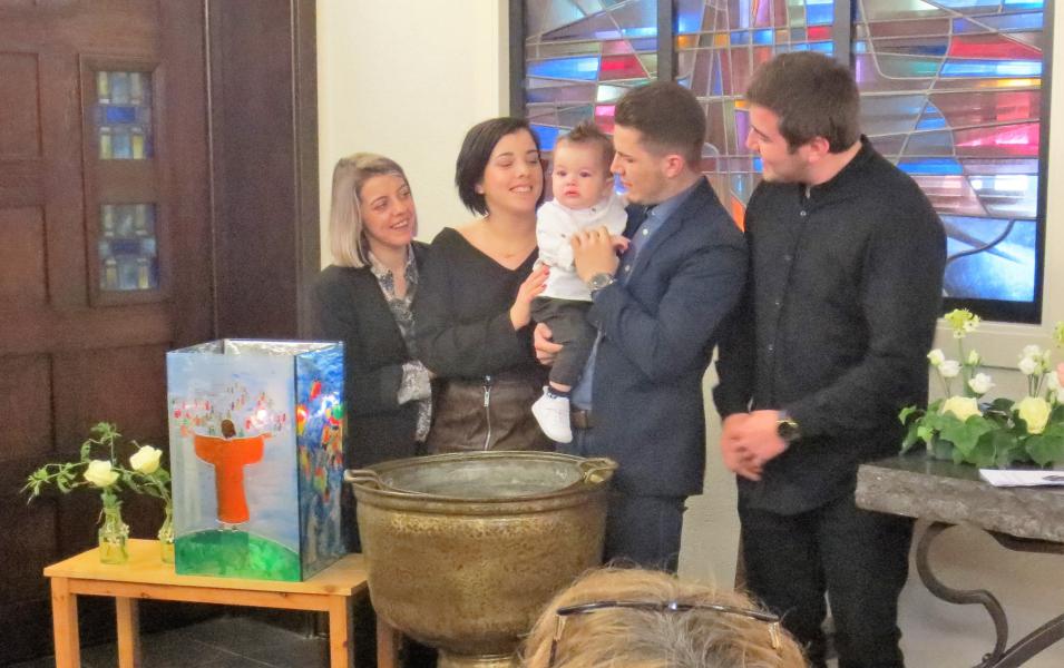 Familie met dopeling, gedoopt in de kapel van Oude Bareel@Pater Andreas Krahnen 