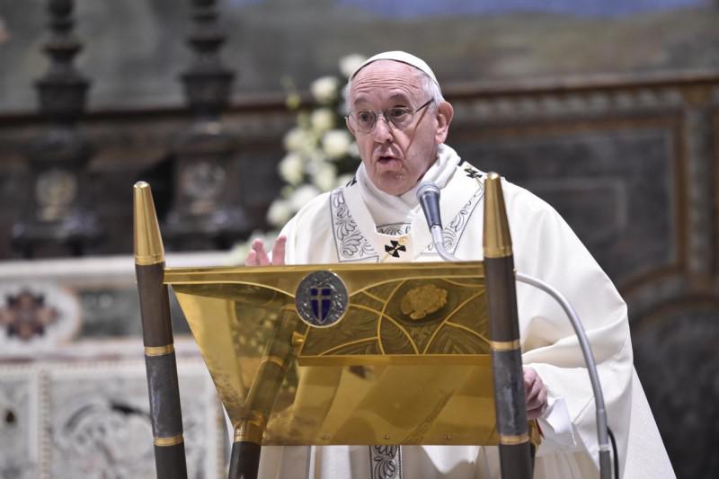 Paus Franciscus gaf enkele nuttige tips aan de jonge ouders © Vatican Media