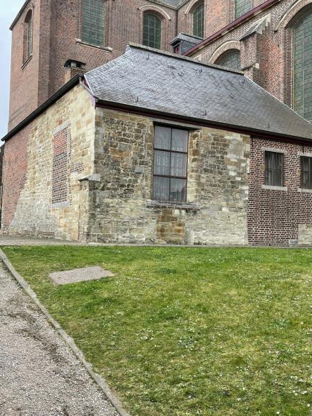 De doopkapel: het zandstenen gedeelte was de onderste geleding van de beiaardtoren (1636), gebouwd op de funderingen van een toren uit het westfront van de eerste abdijkerk. © Jaak Peersman