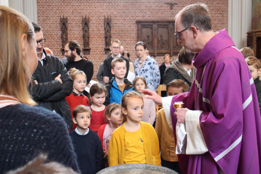 De dopêling wordt gezalfd met het heilig chrisma © RvH