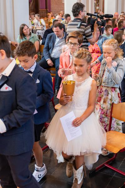 We hielpen allemaal mee de tafel dekken  © Philip De Bie