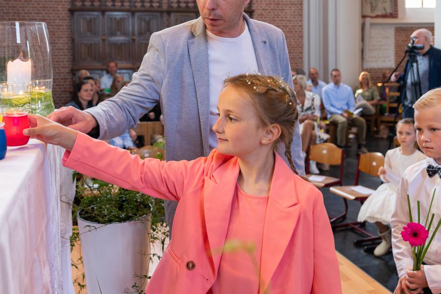We hielpen allemaal mee de tafel dekken  © Philip De Bie
