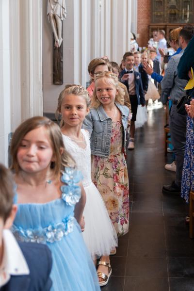 Na de viering trekken we als een treintje door de kerk  © Philip De Bie