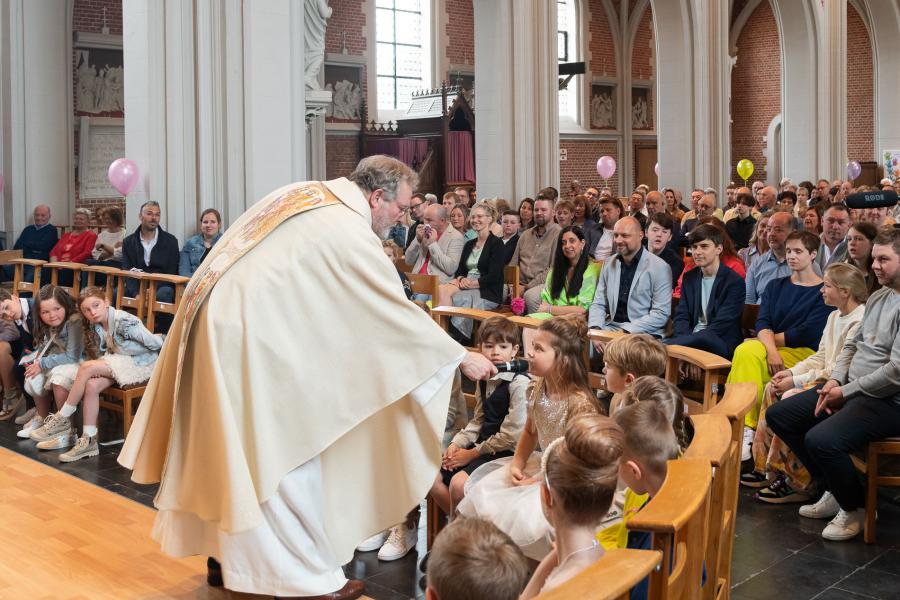 Priester Johan intervieuwt de kinderen 