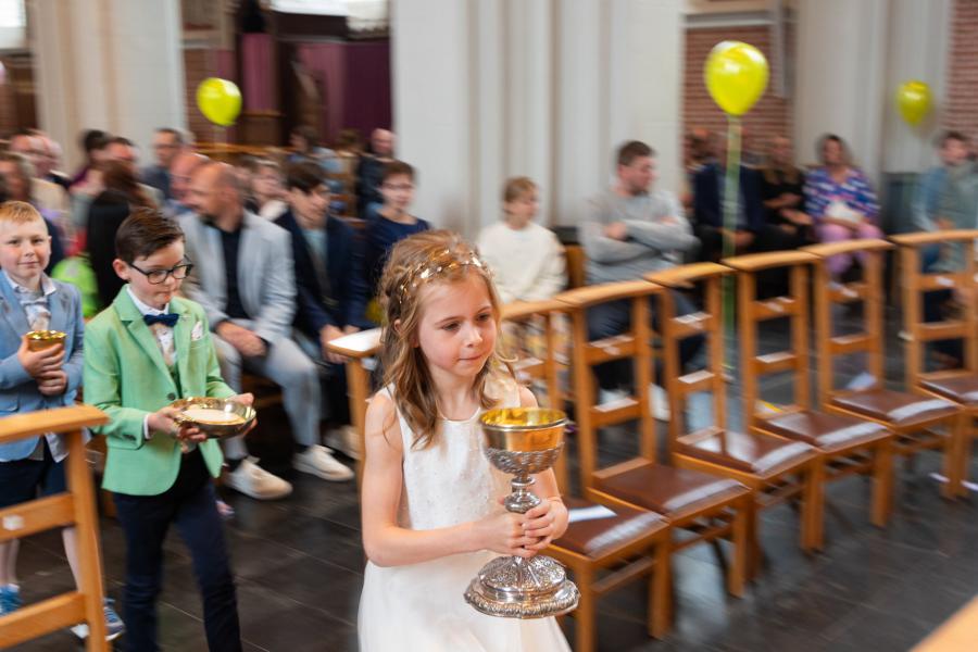 De gaven worden aangebracht 