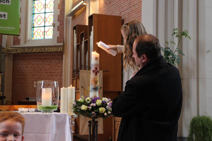 De doopkaars wordt aan de paaskaars ontstoken © RvH