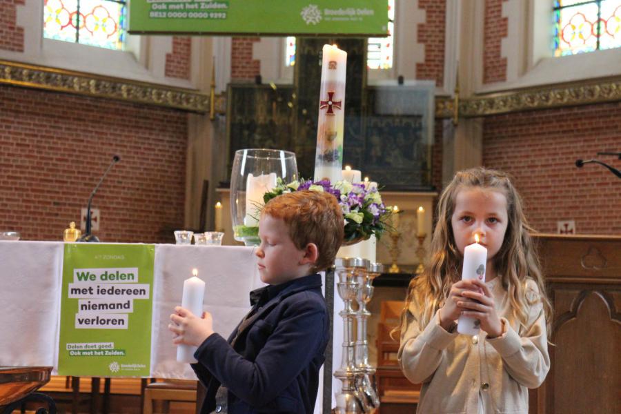 De twee dopelingen poseren fier met hun doopkaars © RvH