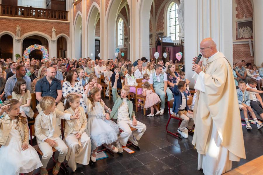 De priester vertelt over Jezus 