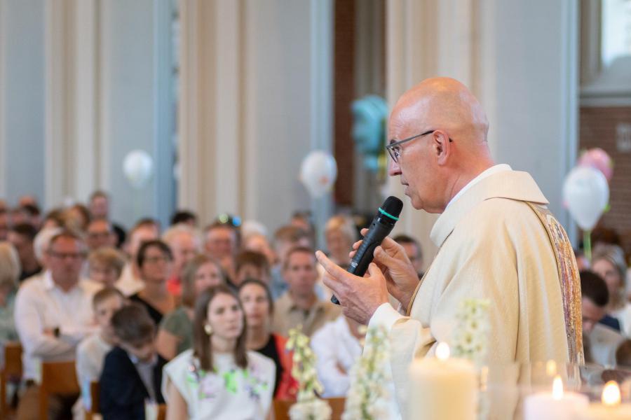 De priester vertelt over Jezus 
