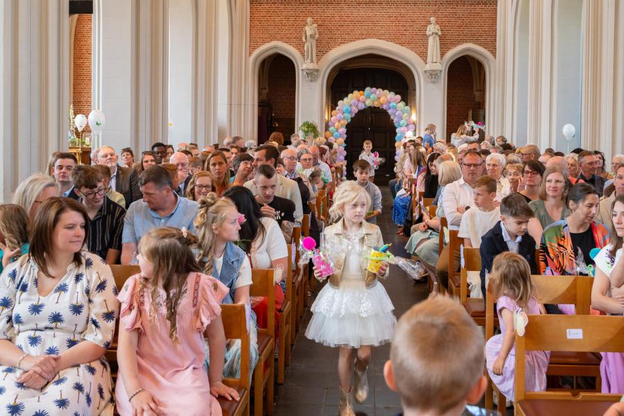 Brood en wijn wordt aangebracht 