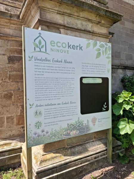 Ecokerk Ninove vergroent - mei 2026 © Tim Van Nieuwenhove