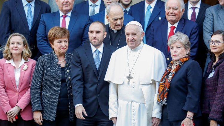 O.m. geflankeerd door de Argentijnse minister van Financiën en de nieuwe directrice van het IMF © Vatican Media
