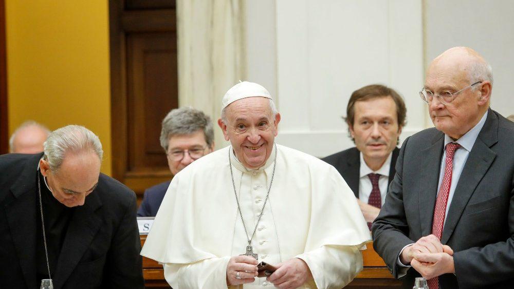 Paus Franciscus tijdens de ontmoeting met ministers en economen © Vatican Media