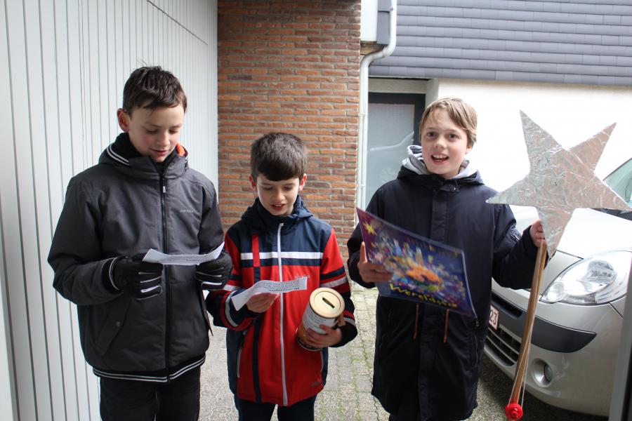 een buurjongen met zijn maatjes zingen uit volle borst hun Vredeswensen uit © Jul Vannuffelen