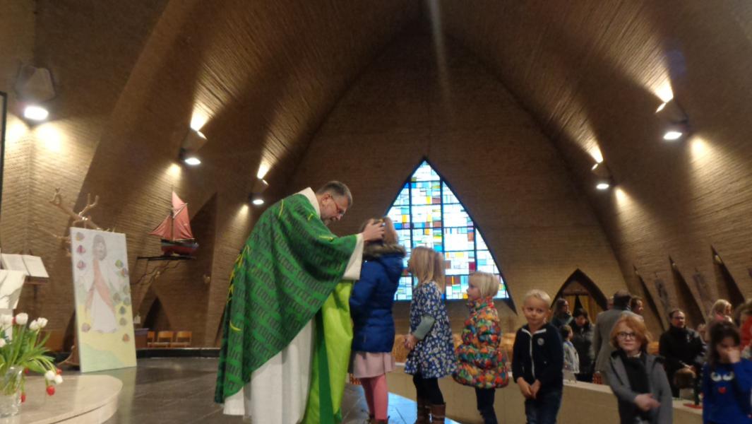 Gezinsviering in de Sint-Niklaaskerk te Oostduinkerke 