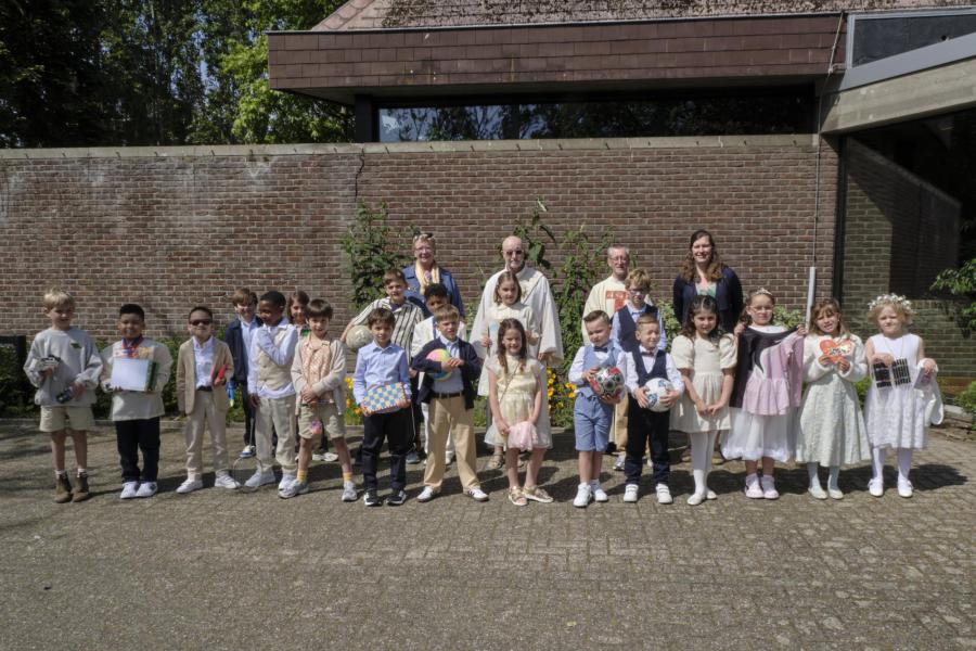 10 mei in De Verrezen Heer, kinderen van verschillende Berchemse scholen © Foto Goris
