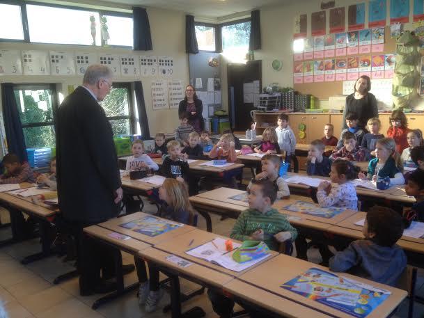 Bisschop Luc Van Looy op schoolbezoek in het eerste leerjaar. © SFEvergem