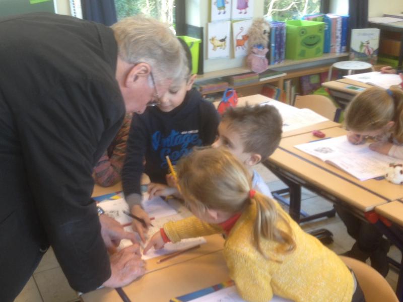 Bisschop Luc Van Looy op schoolbezoek in het eerste leerjaar. © SFEvergem