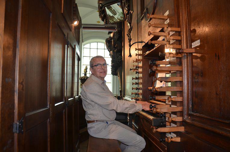 Orgelist Eric Vernaillen aan het orgel in de Abdijkerk van Ninove tijdens de 'Orgelmarathon' op Open Kerkendag © Claudia Van den Houte