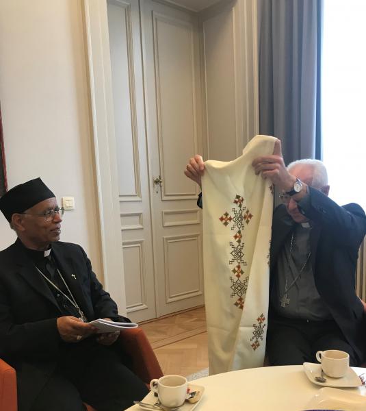 Kardinaal De Kesel ontvangt uit handen van metropoliet Tesfamariam een stola als dank voor de steun aan de Eritrese katholieke kerk en bevolking © Benoit Lannoo
