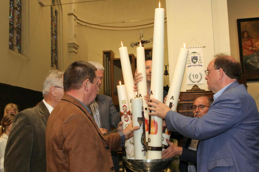 De paaskaarsen werden in het doopwater gedoopt en zullen in de zeven kerken van de pastorale eenheid gedurende het volgende jaar het licht van Christus doorgeven in allerlei vieringen. 