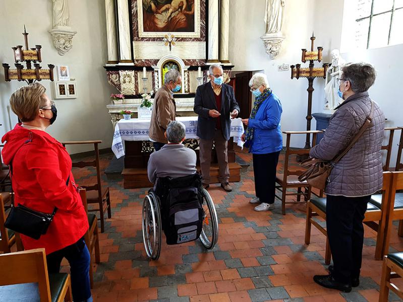 Vic overhandigt de sleutels van de Zandkapel. © Onze-Lieve-Vrouw Lichtaart