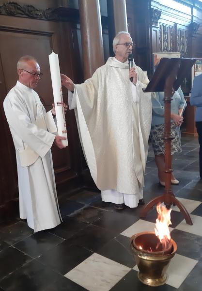 wijding van het vuur bij de aanvang van de Paaswake in de St.-Bavokerk Zingem 