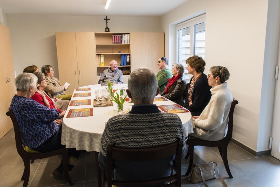 Bisschop Lode in gesprek met enkele teamleden. © MVC