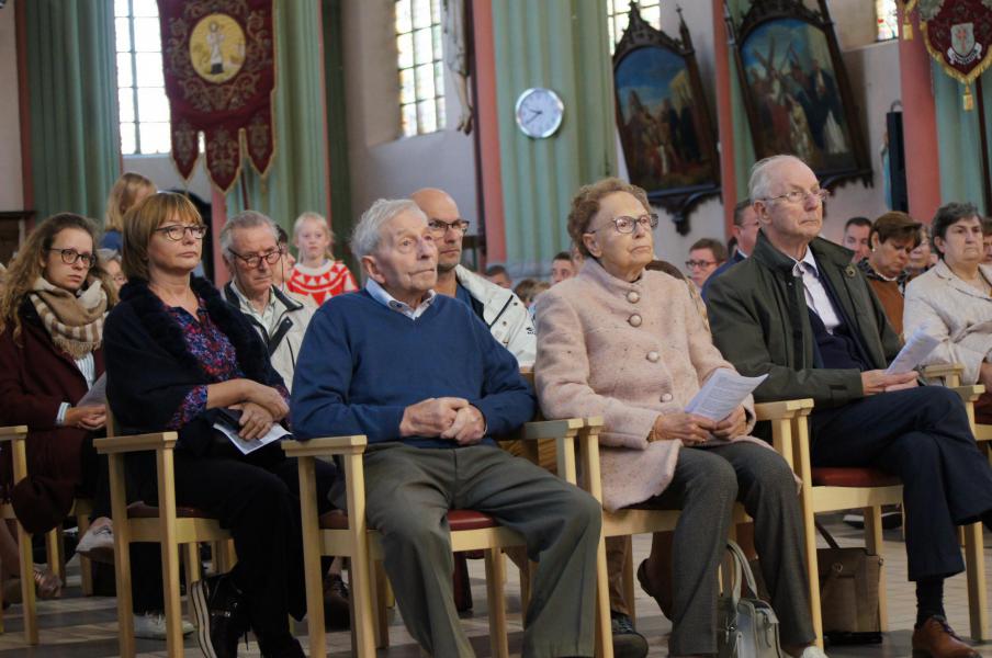 Proficiat aan deze mensen bij het ontvangen van de ziekenzalving in de St.-Eligiuskerk. © R.G.