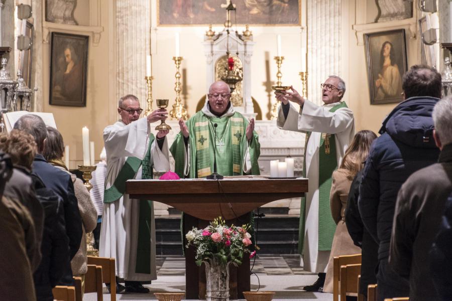 Om 18.00u. ging de bisschop voor in de zondagsviering in de St.-Bavokerk van Zingem © MVC