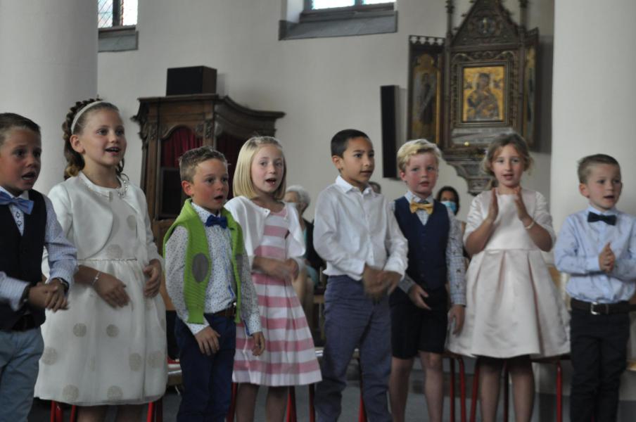 Eerste communie in O.-L.-Vrouw Geboortekerk Wortegem  