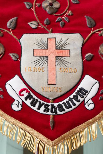Het kruis met het motto ‘in hoc signo vinces”, ooit bijna het wapenschild van Kruishoutem © M.R.