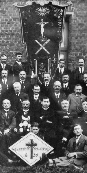 Vaandel van de Confrérie van het Heilig Kruis - groepsfoto uit 1930 © M.R.