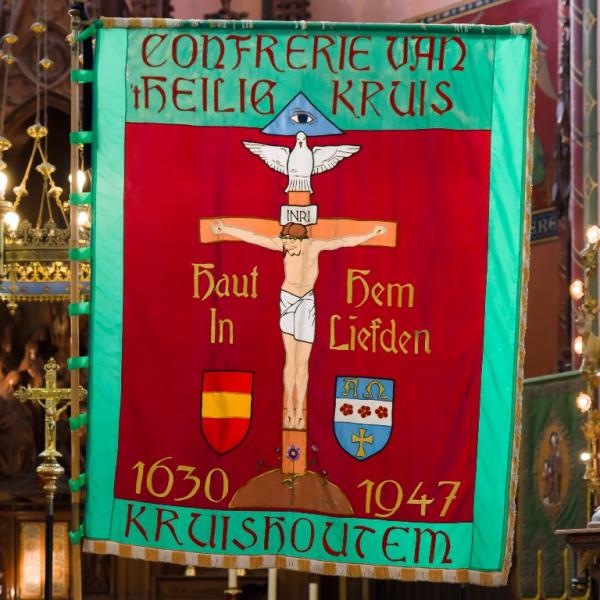 De eenvoudige vlag van 1947 draagt dezelfde symboliek als het historische vaandel. © M.R.