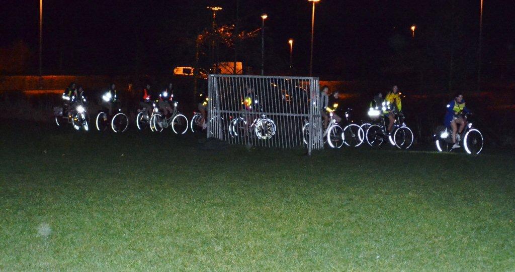 Daar komt een groep vanuit Stekene aangefietst. © Urbain Van Kemzeke